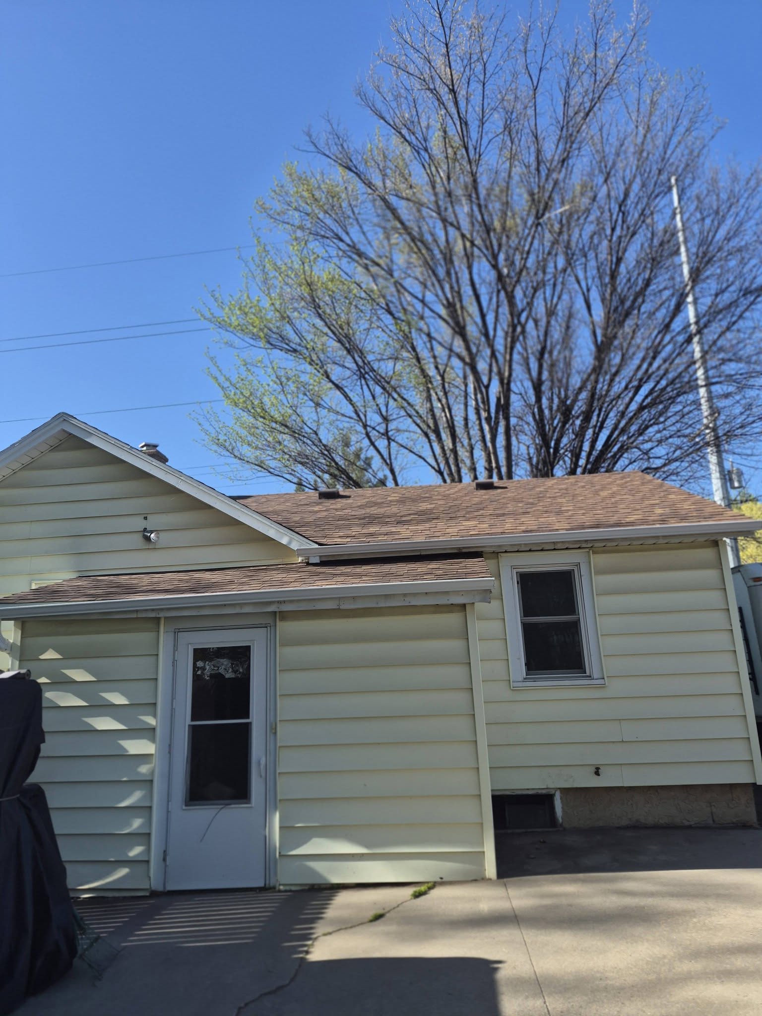 United Roofing & Siding residential siding and shingle roofing work for a home exterior in Sioux Falls, SD